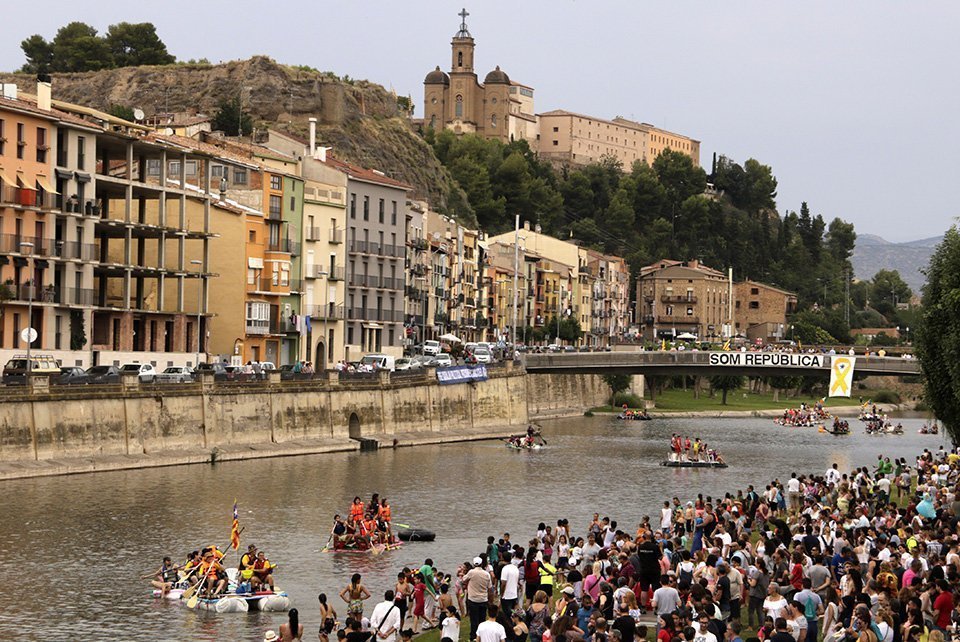 La llera del Segre del riu amb públic esperant les embarcacions de la Transsegre a Balaguer