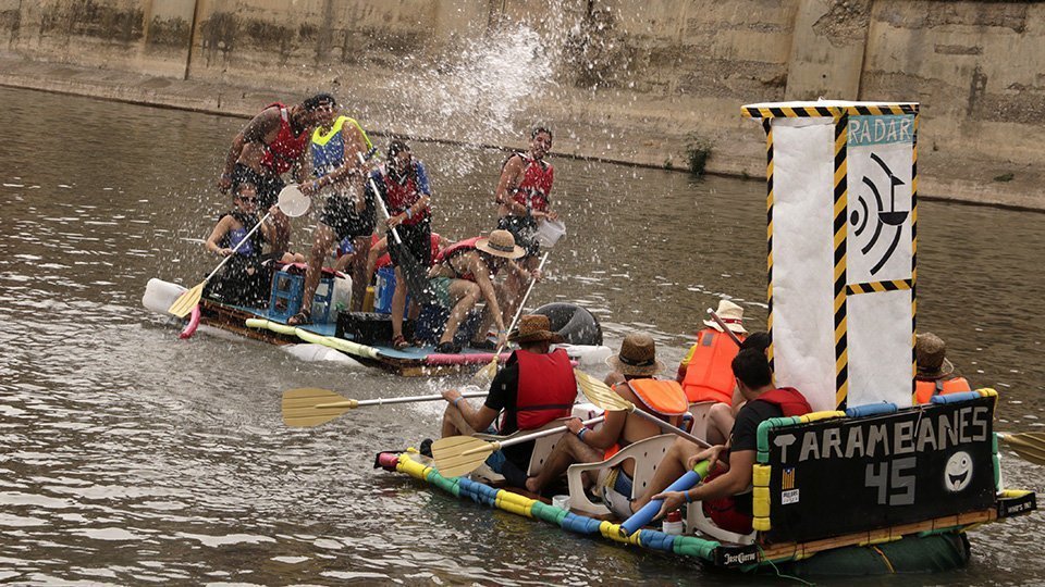 Pla sencer de dues embarcacions tirant-se aigua entre elles en el tram final del riu Segre, a Balaguer, en la 35a edició de la Transsegre. El 14 de juliol de 2019. (Horitzontal)