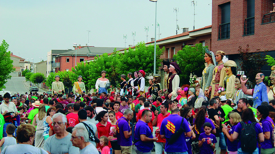 La plantada dels gegants a la plaça del Raval de Golmés