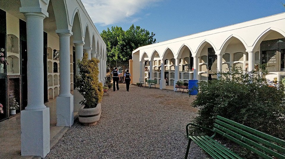 Els Mossos d'Esquadra inpecciones el cementiri del Palau d'Anglesola