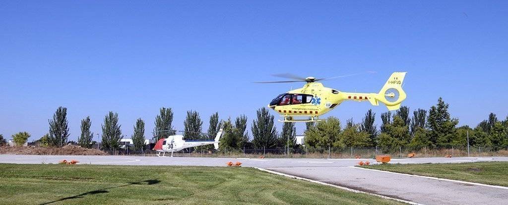 Un helicòpter del SEM aterra a l'heliport del Parc de Bombers de Lleida