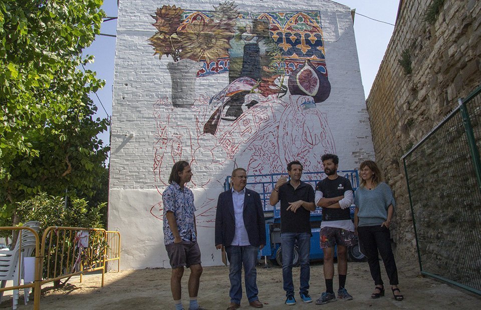 L'alcalde de Cervera Ramon Augé en la presentació del mural amb Nicolás Romero