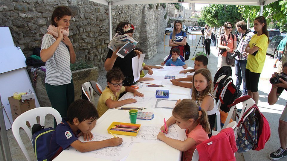 Quitxalla dels casals d'Estiu participen en el taller Tots som Muralistes. Dibuixem el nostre mural