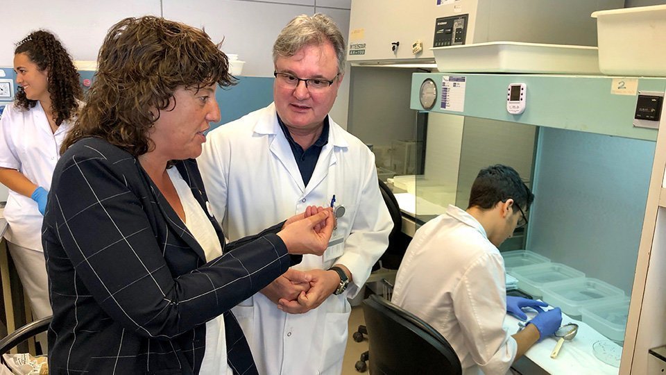 Teresa Jordà visita la unitat de seguretat biològica, en el laboratori de Sanitat Animal i Vegetal de Catalunya
