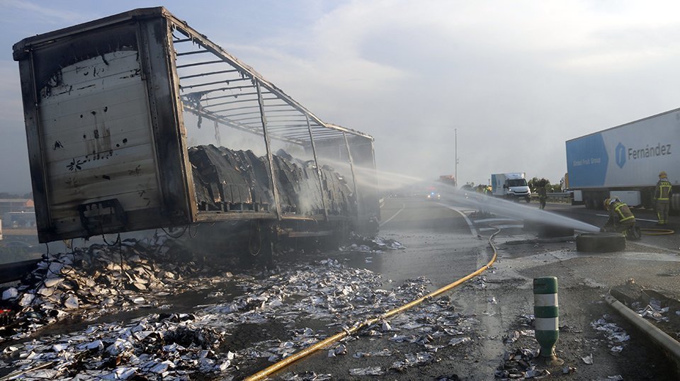 El camió incendiat que va provocar l'accident mortal