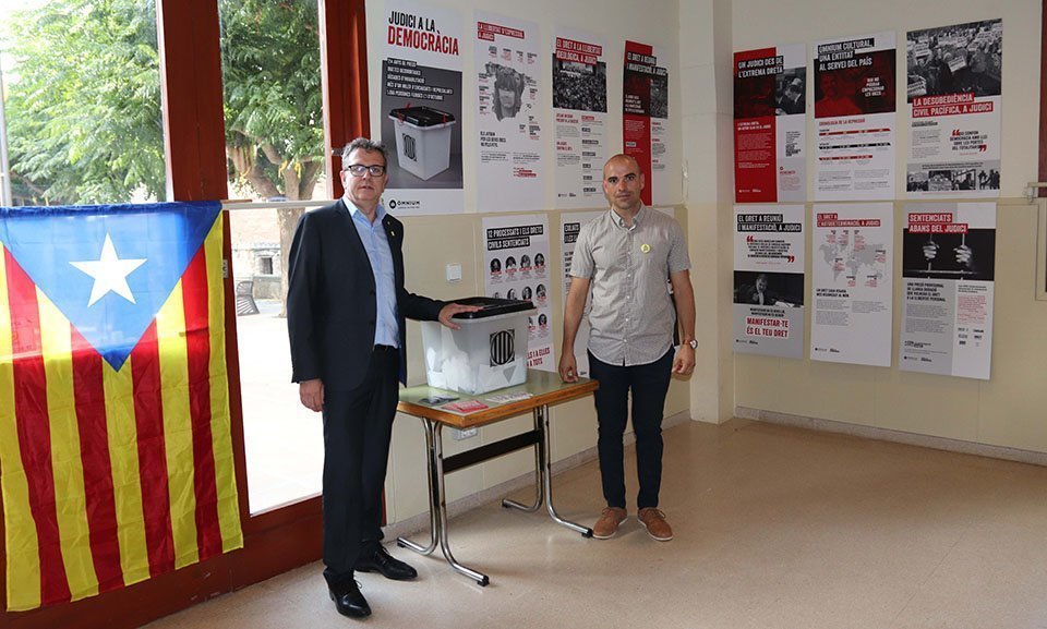 Sala República del municipi de les Garrigues, en el que Òmnium Cultural hi ha instal·lat la mostra Judici a la Democràcia.   