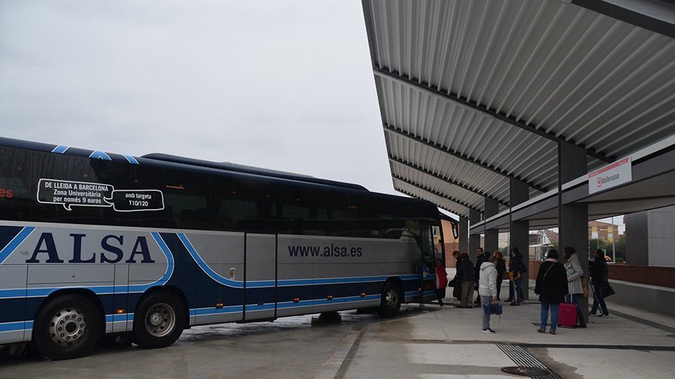 Autocars d'Alsa en la parada d'autobusos de Mollerussa