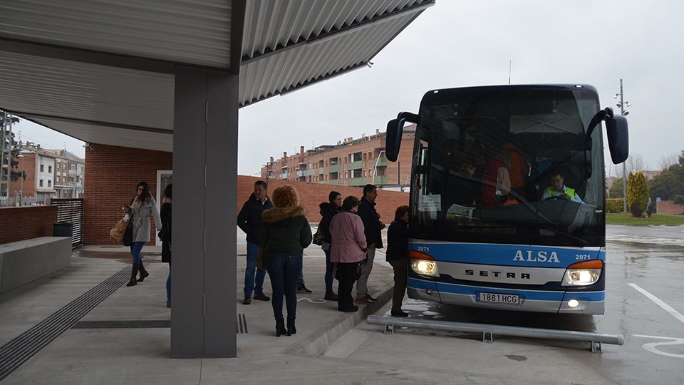 Autocars d'Alsa en la parada d'autobusos de Mollerussa
