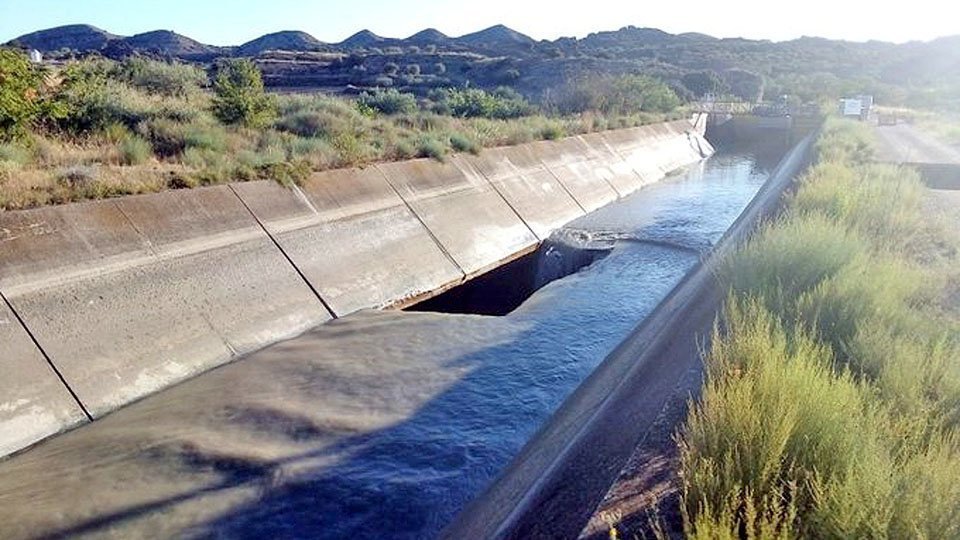 Imatge del trencament que ha patit el canal d'Aragó i Catalunya, a Tamarit de Llitera
