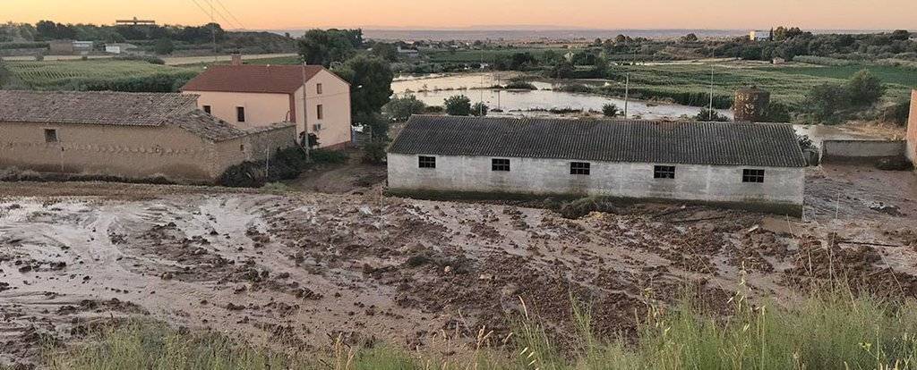 L'aigua del canal d'Aragó i Catalunya inunda terrenys propers