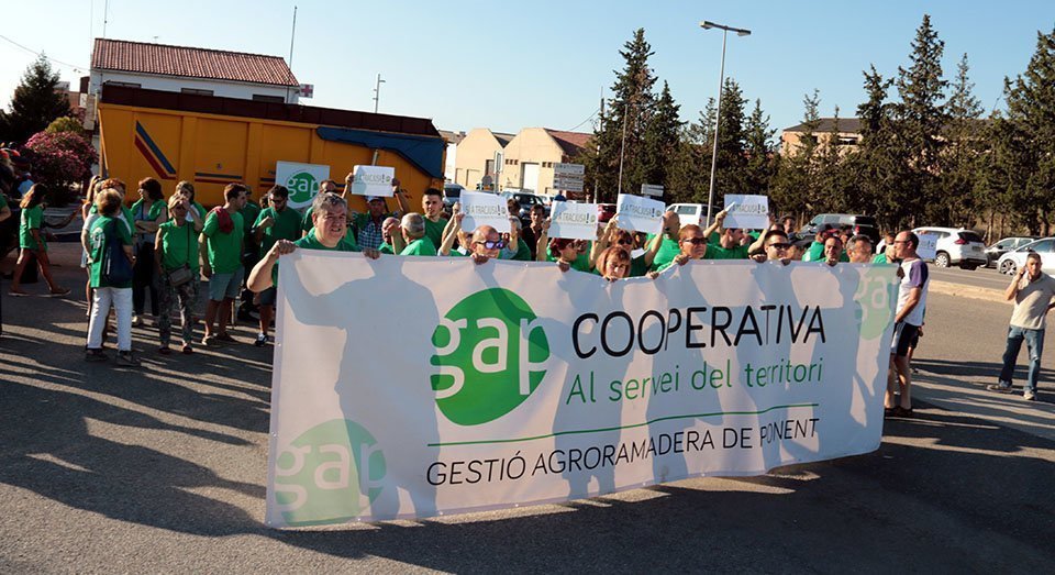 Protesta dels partidaris de Nova Tracjusa, davant del Consell Comarcal de les Garrigues