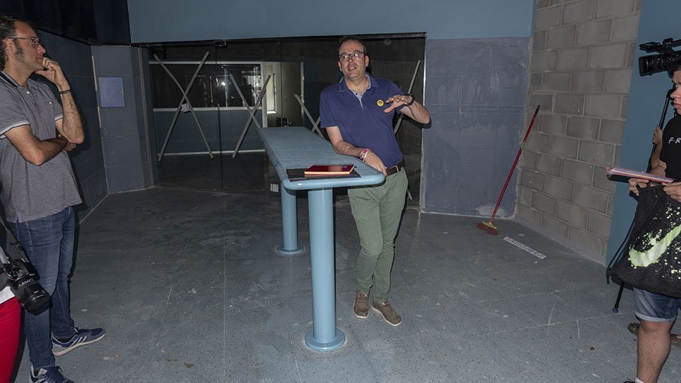 Marc Solsona explica alguns dels elements que s'han conservat de la sala Musicland