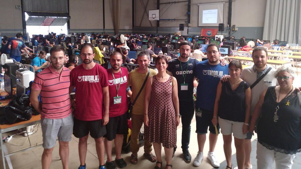 Representants del consistori amb portaveus de l'organització