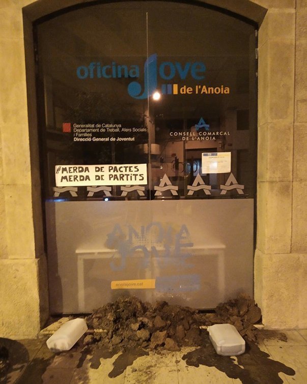 La seu del Consell Comarcal de l'Anoia embrutada pels CDR