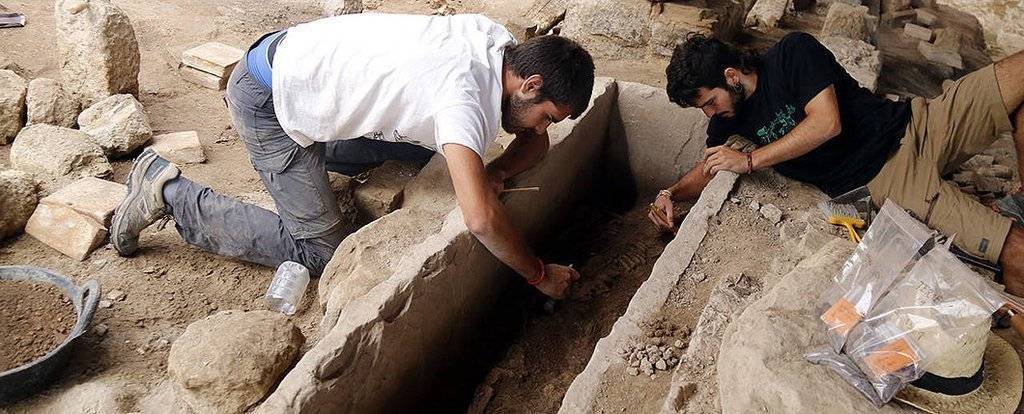 Arqueòlegs treballant en la descoberta de l'esquelet d'un cos de l'època tardo-romana