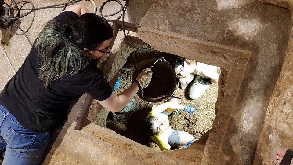 Laura, Marta i Aina treballen en les sitges de l'esglèsia de Linyola 1