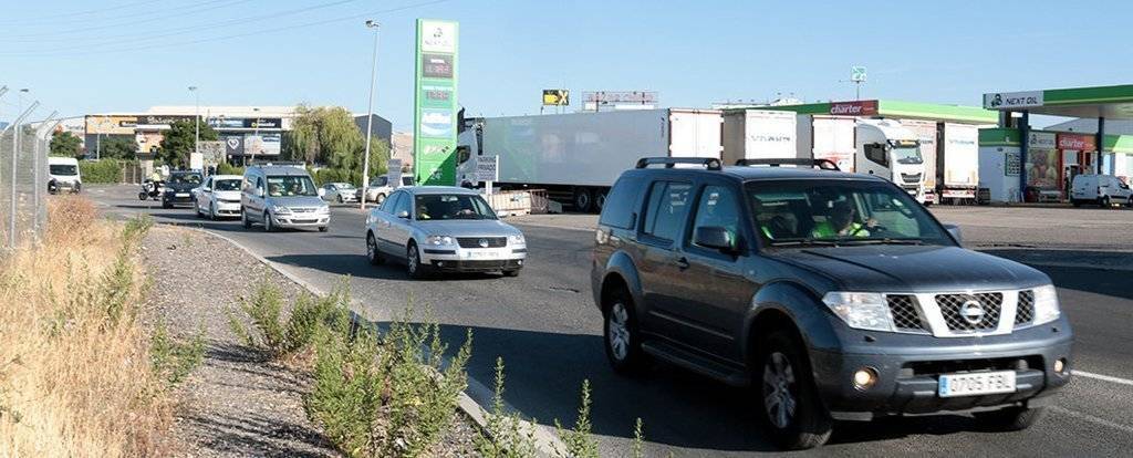 Alguns dels vehicles participants iniciant la marxa lenta, a l'àrea de servei de Torrefarrera, el 14 d'agost del 2019. (Horitzontal)