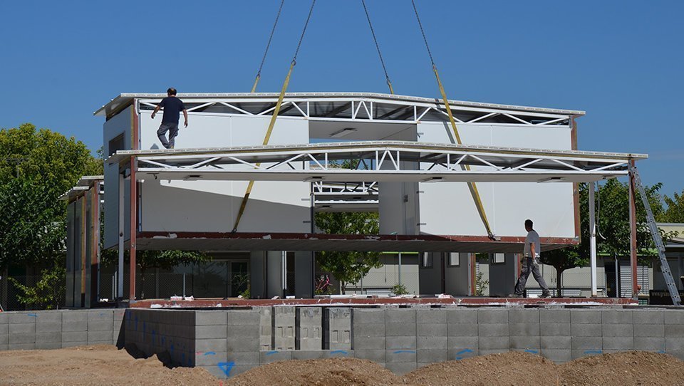 Les grues col·loquen les primeres unitats del nou institut de Mollerussa