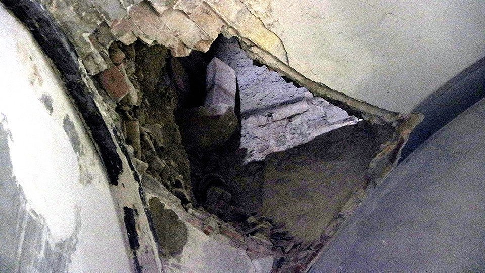 El forat al fals sostre de l'església del Palau d'Anglesola