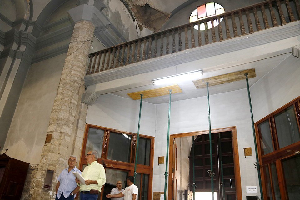 Tècnics en un moment de la visita al despreniment d'una part del fals sostre de l'església del Palau d'Anglesola