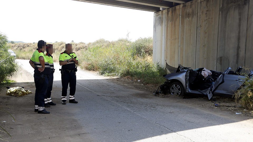 Agents dels Mossos d'Esquadra treballant i la víctima mortal