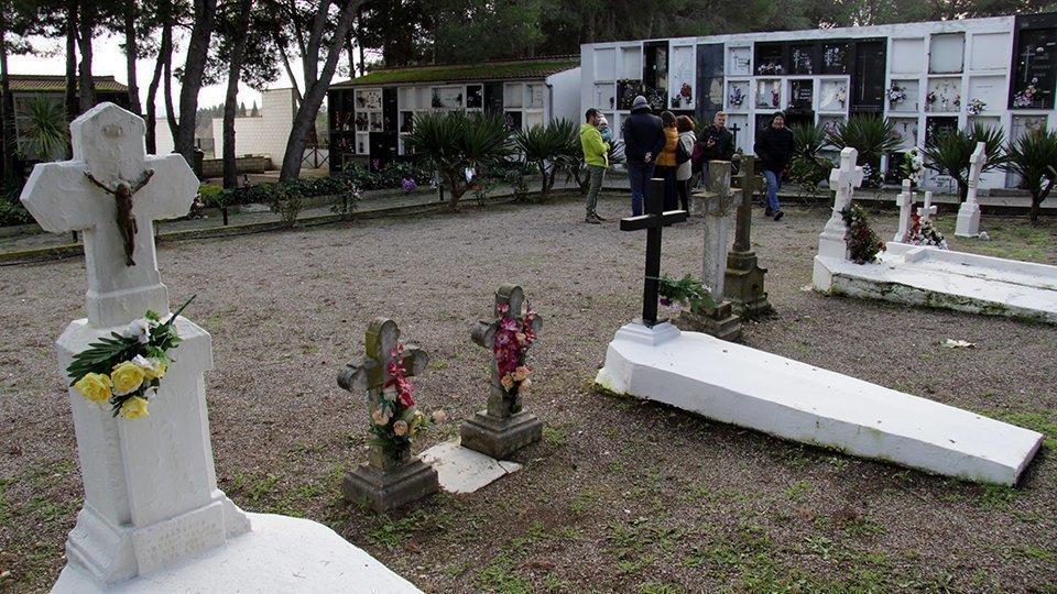 Núria Armentano, va visitar el cementiri de Linyola amb els membres de Mascançà 1