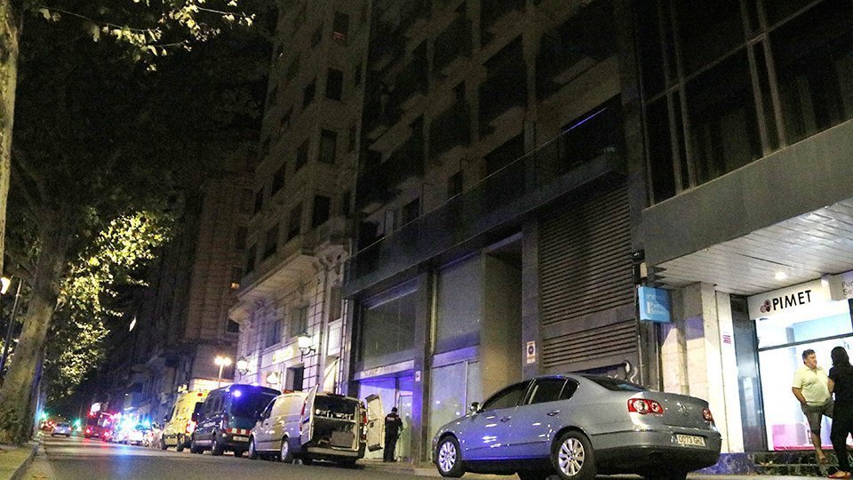 Pla general on es poden veure Serveis d'Emergències i Mossos d'Esquadra al davant Pla mitjà on una menor de 14 anys s'ha precipitat d'un onzè pis de forma accidental a Lleida i ha mort, el 3 de setembre de 2019. (Horitzontal)