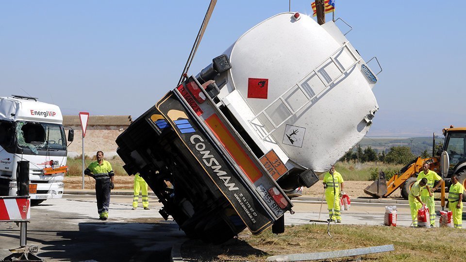 Pla obert on es pot veure la cisterna del camió que ha bolcat a l'N-230 a Alguaire i ha vessat 32.000 litres de gasoil en el moment que una grua l'aixeca per retirar-la, el 4 de setembre de 2019. (Horitzontal)