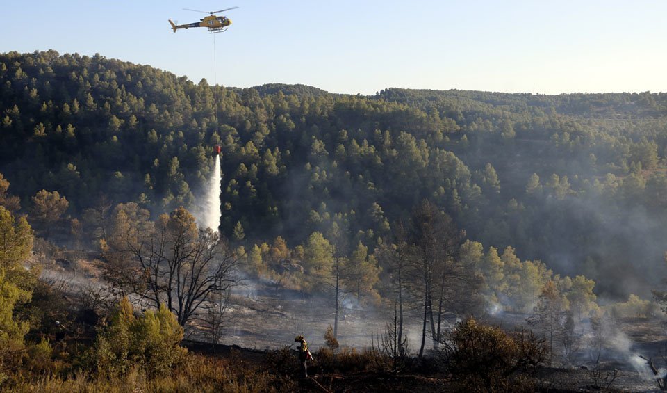 Helicòpter i bombers treballant en l'extinció de l'incendi a Cervià de les Garrigues