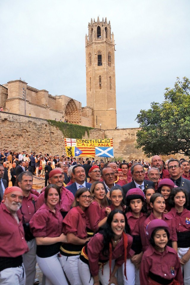Pla obert on es pot veure una imatge de grup del president del Govern, Quim Torra, amb els Castellers de Lleida i la Seu Vella al fons, durant l'acte institucional de la Diada, el 9 de setembre de 2019. (Vertical)