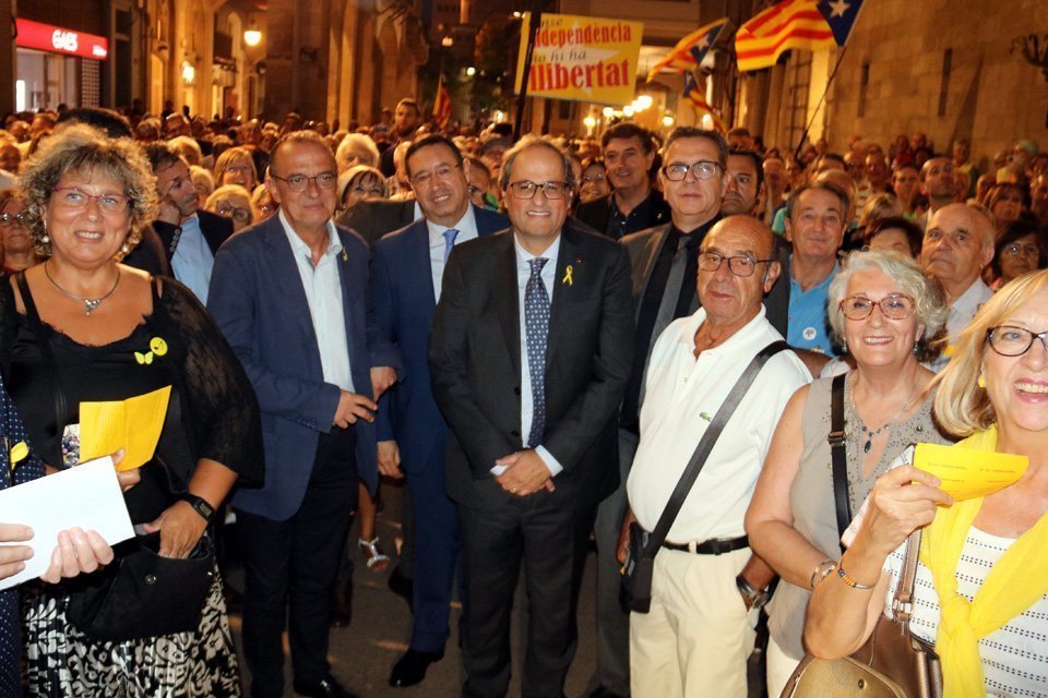 El president Quim Torra, acompanyat per l'alcalde de Lleida, Miquel Pueyo, i el president de la Diputació, Joan Talarn, saludant els Cantaires de Ponent