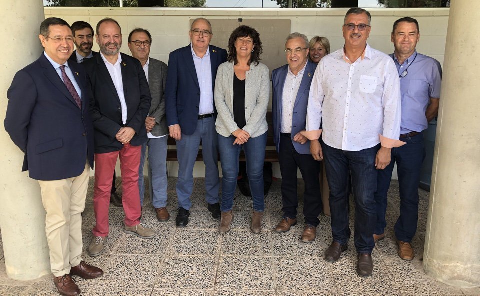 Les autoritats davant de  l'Escola Agrària de les Borges Blanques, en l'acte d'inauguració del curs acadèmic