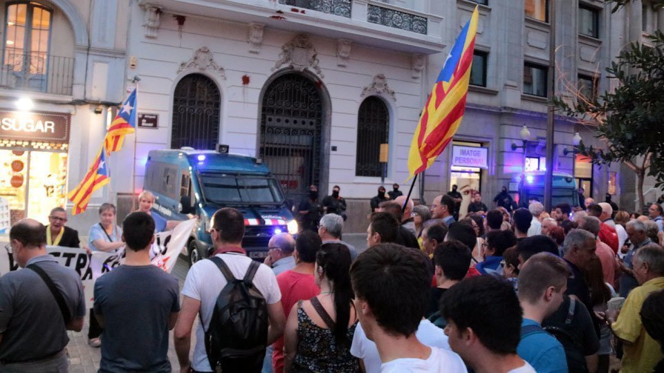 Manifestants davant de la seu del PSC a Lleida