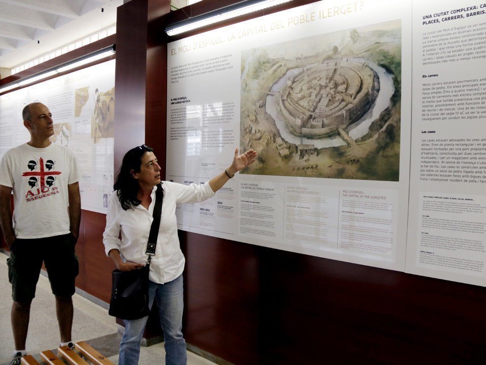 L'alcalde de Tornabous, David Vilaró, i la responsable de Patrimoni Cultural, Marina Miquel