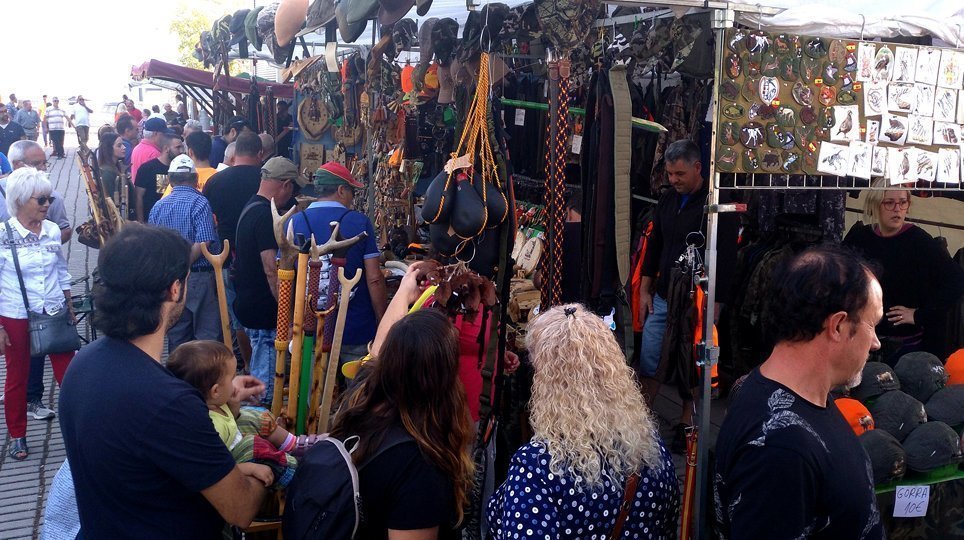 Públic a l'apartat d'expositors de la Fira del Caçador de Tàrrega