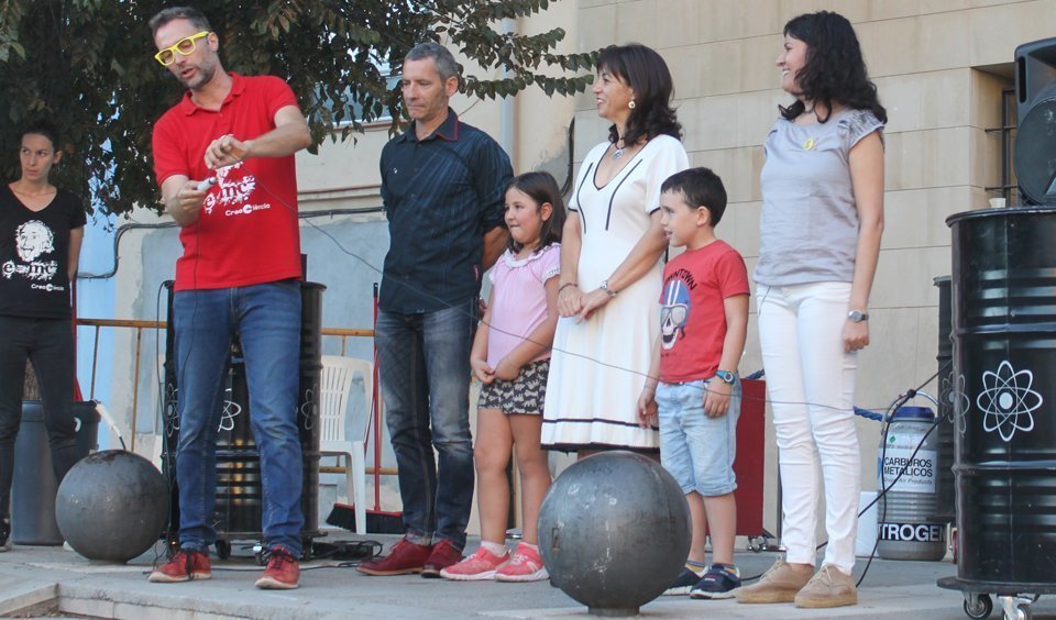 Les autoritats també han participat a l'espectacle de ciència recreativa