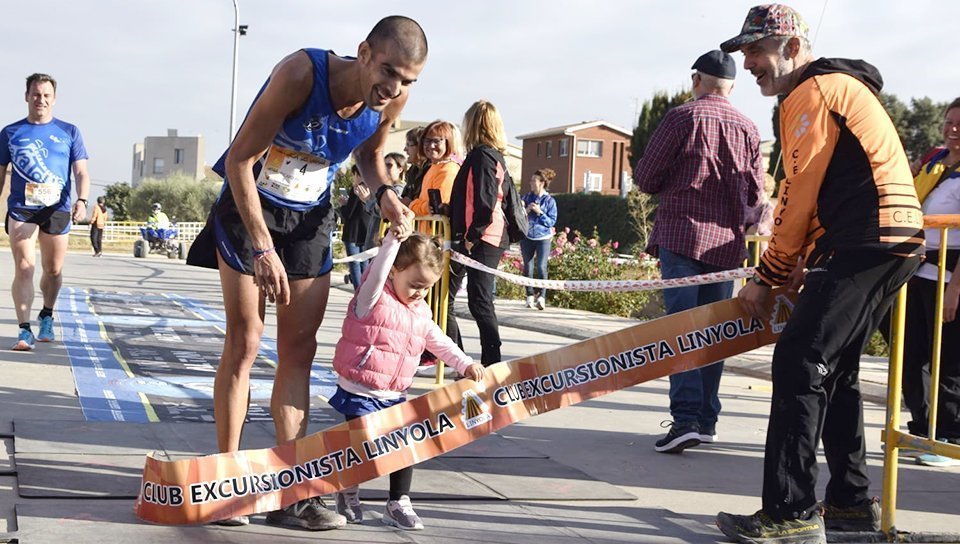 Ricard Pastó en el moment de l'arribada de la Cursa del Caragol 2019 de Linyola