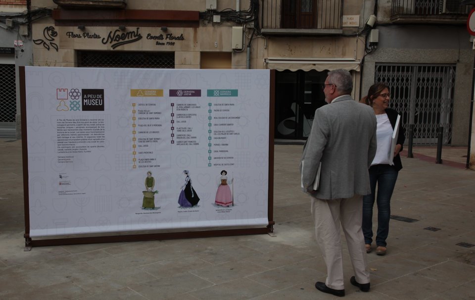Presentació de l'app 'A peu de museu', al davant de la Universitat de Cervera