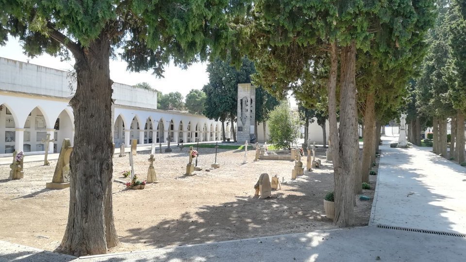 Espais en el cementiri de Bellpuig