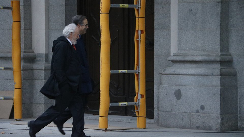 Pla mitjà on es poden veure dos jutges del judici del procés dirigint-se cap al Tribunal Suprem el dia que es fa pública la sentència, el 14 d'octubre de 2019. (Horitzontal)