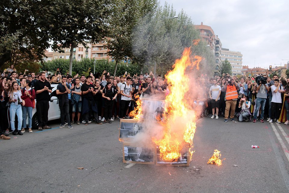 Caixes de cartó enceses amb fotografies del rei, Pedro Sánchez i de jutges i fiscals del Suprem, abans de l'inici de la manifestació a Lleida de rebuig a la sentència, el 14 d'octubre del 2019. (Horitzontal)