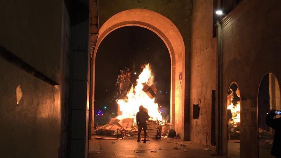 Cremen fusta i cartó davant Indívil i Mandoni