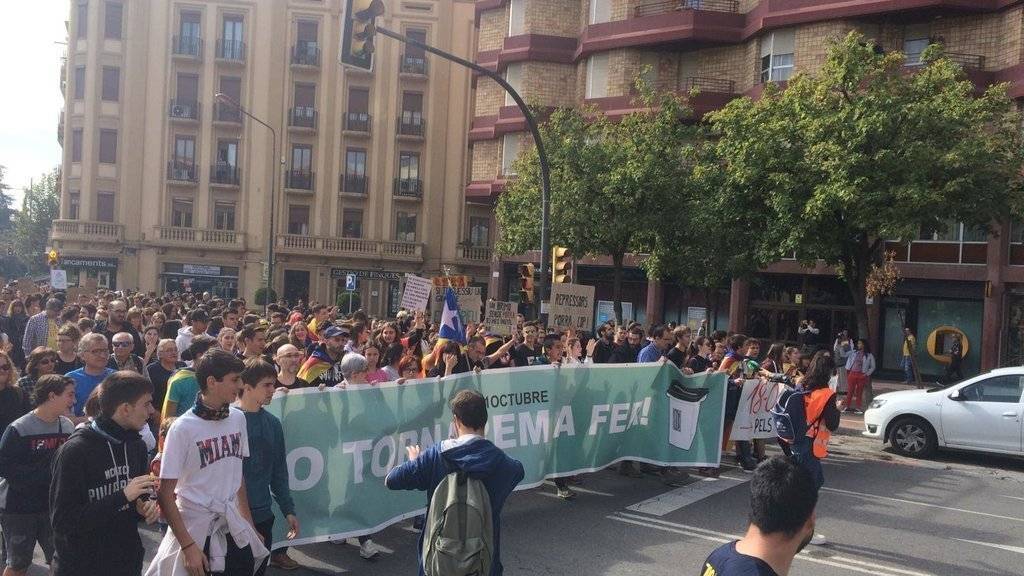 La manifestació encapçalada pels estudiants recorrent la Rambla d'Aragó de Lleida el 18-O - Josep A. Pérez