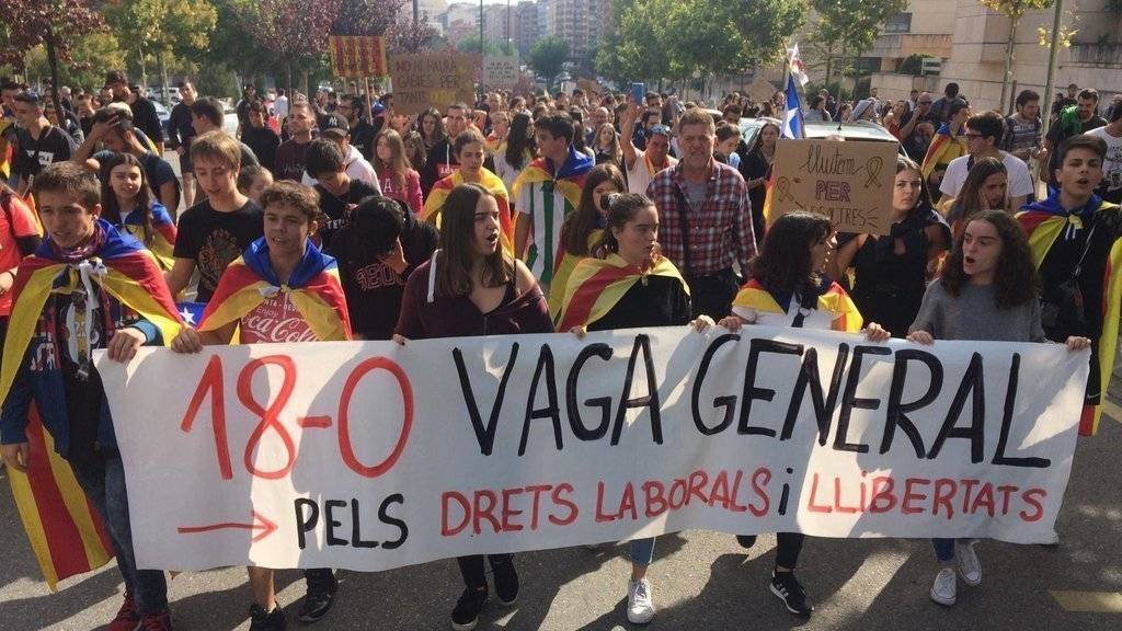 La manifestació encapçalada pels estudiants recorrent la Rambla d'Aragó de Lleida el 18-O - Josep A. Pérez