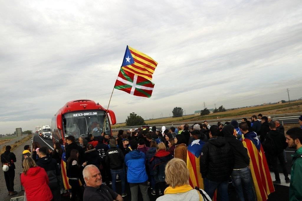 Pla mitjà on es poden veure diversos manifestants aturant un autocar al tall de l'A-2 a Fondarella amb motiu de la vaga general, el 18 d'octubre de 2019. (Horitzontal) -  ACN