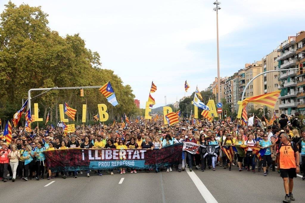 Pla general de la Marxa per la Llibertat que ha entrat per l'avinguda Meridiana des del Vallès. 18 d'octubre del 2019. (Horitzontal)
