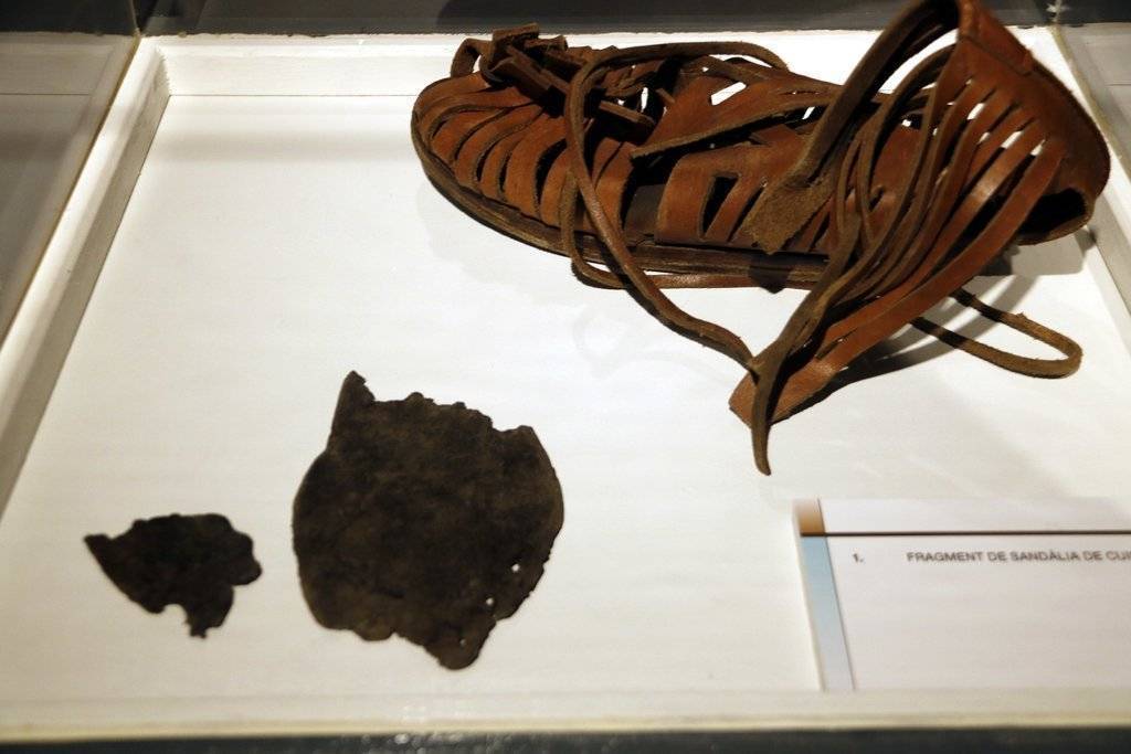 Pla mitjà on es pot veure la resta d'una sola de sabata exposada al Museu de Guissona comparada amb una sandàlia romana, l'11 d'octubre de 2019. (Horitzontal)