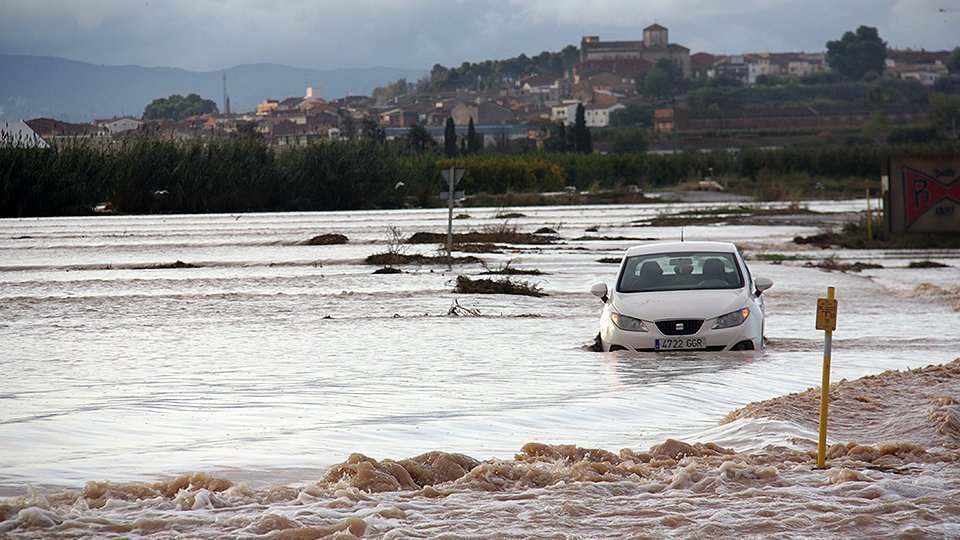 Un vehicle atrapart entre Miralcamp i Mollerussa