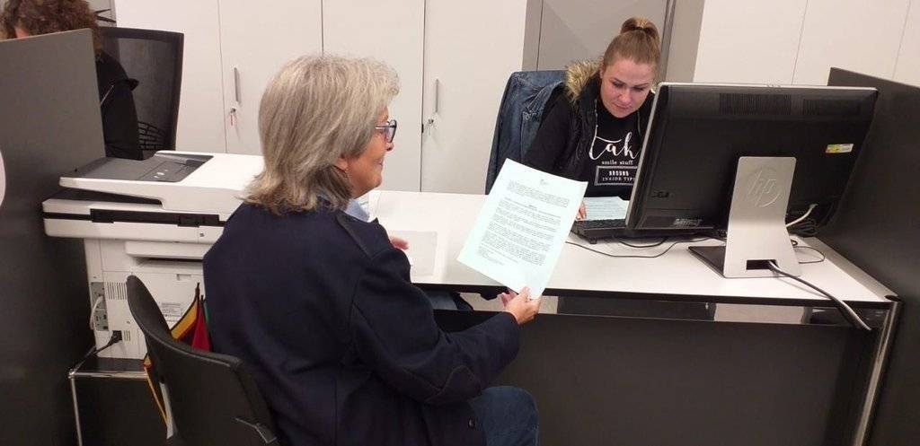 Pla mitjà on es pot veure el moment de registrar la moció dels CDR on demanen que la Paeria es posicioni davant la 