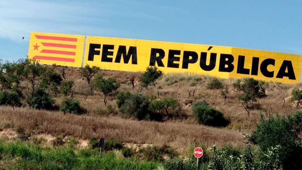 La pancarta que van pintar els membres del CDR de Bellpuig